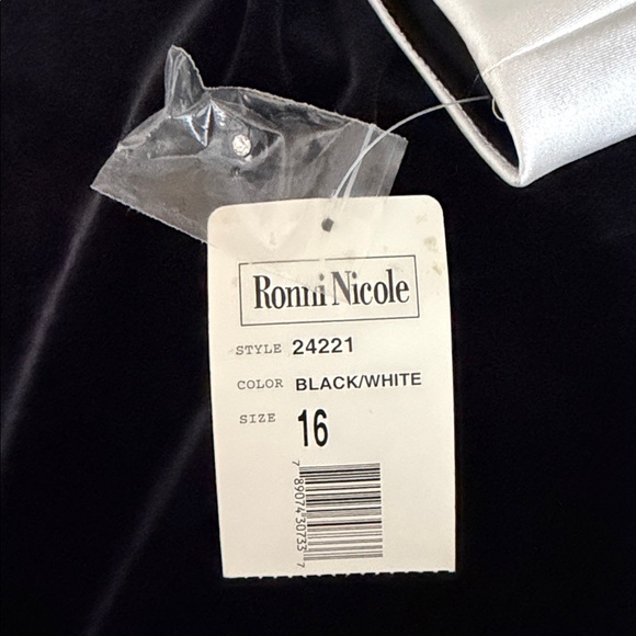 Ronni Nicole Black stretchy velvet Dress new with Contrasting White satin Collar - Picture 6 of 14